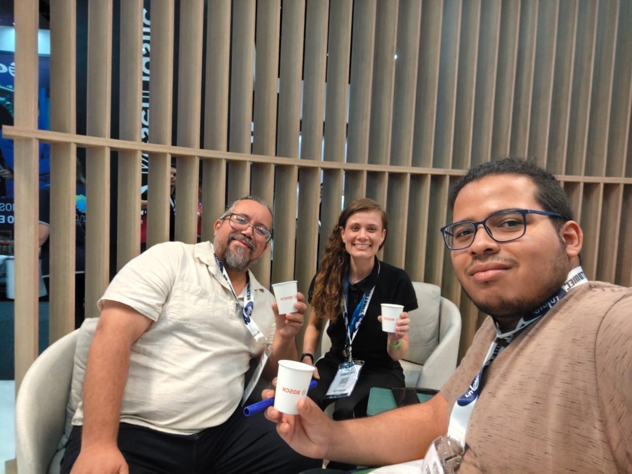 Equipe da J.O. AutoCenter em visita ao stand da Bosch