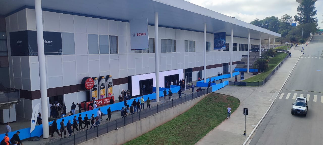Entrada da Automec 2025 com painel Bosch